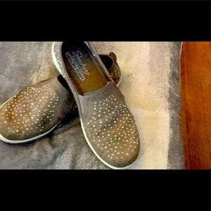 EUC SKECHERS AIR-COOLED MEMORY FOAM SNEAKERS SZ7 W/RHINESTONE ON OUTSIDE,TAUPE.